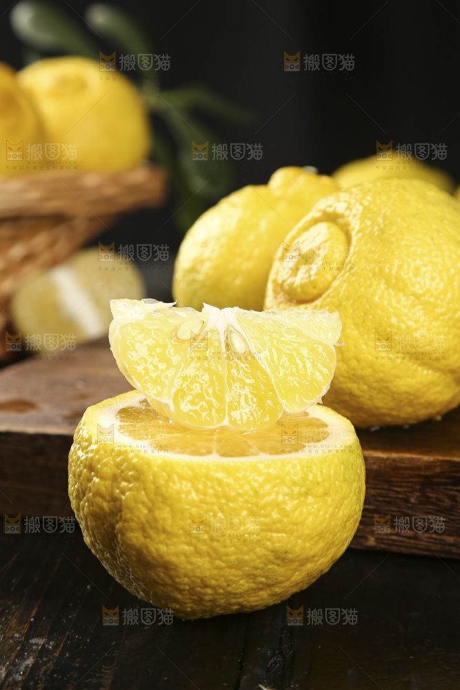 木底上摆放着黄金贡柚