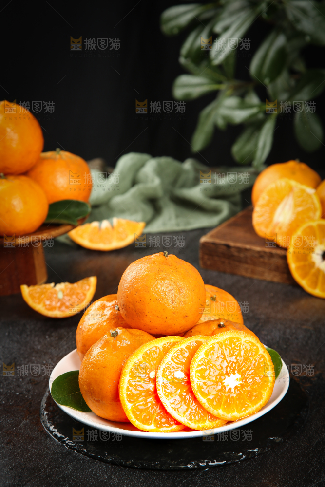 黑底上放着一盘椪柑