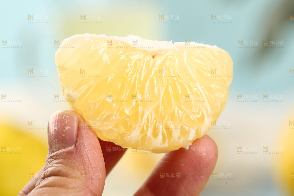 手里拿着贡柚果肉