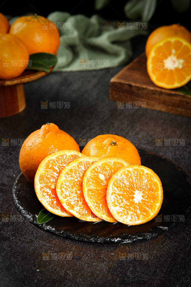黑底上放着一堆芦柑和椪柑果肉