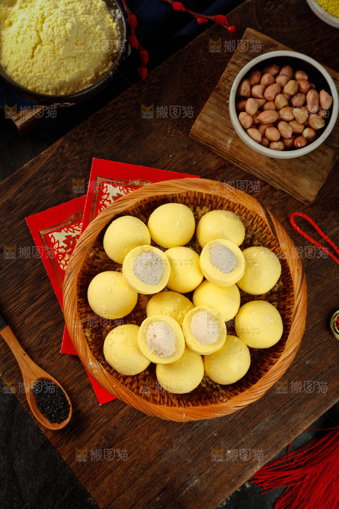 木底上摆放着一篮黄米汤圆