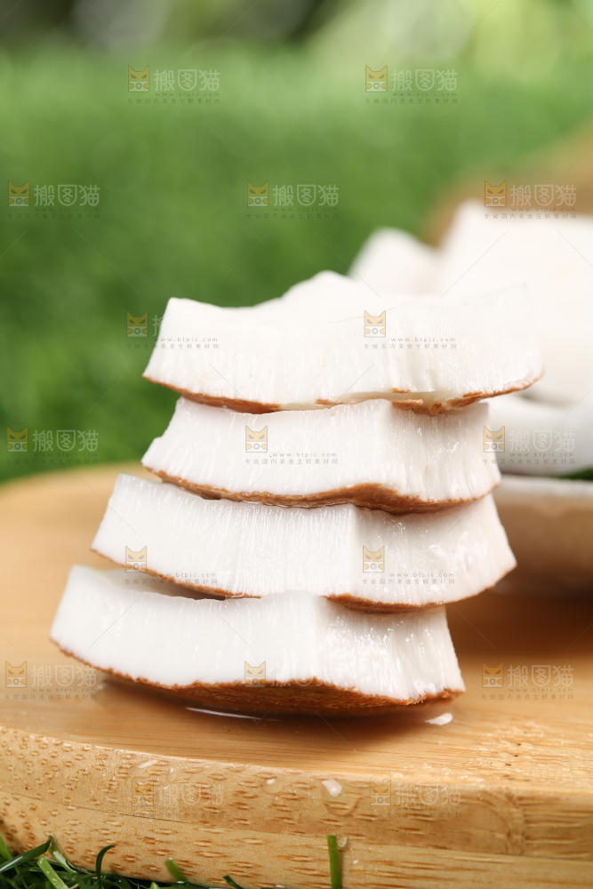 木底上放着切块的椰肉