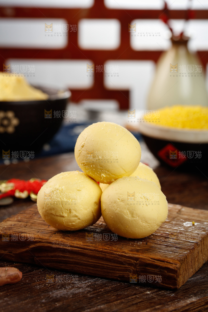 木板上放着黄米汤圆