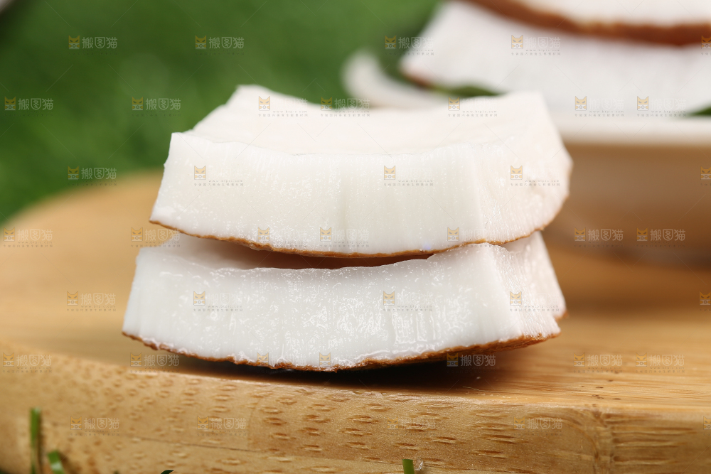 木底上放着切块的椰肉