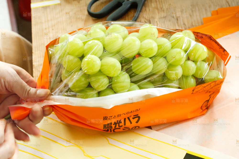 手里包装阳光玫瑰葡萄