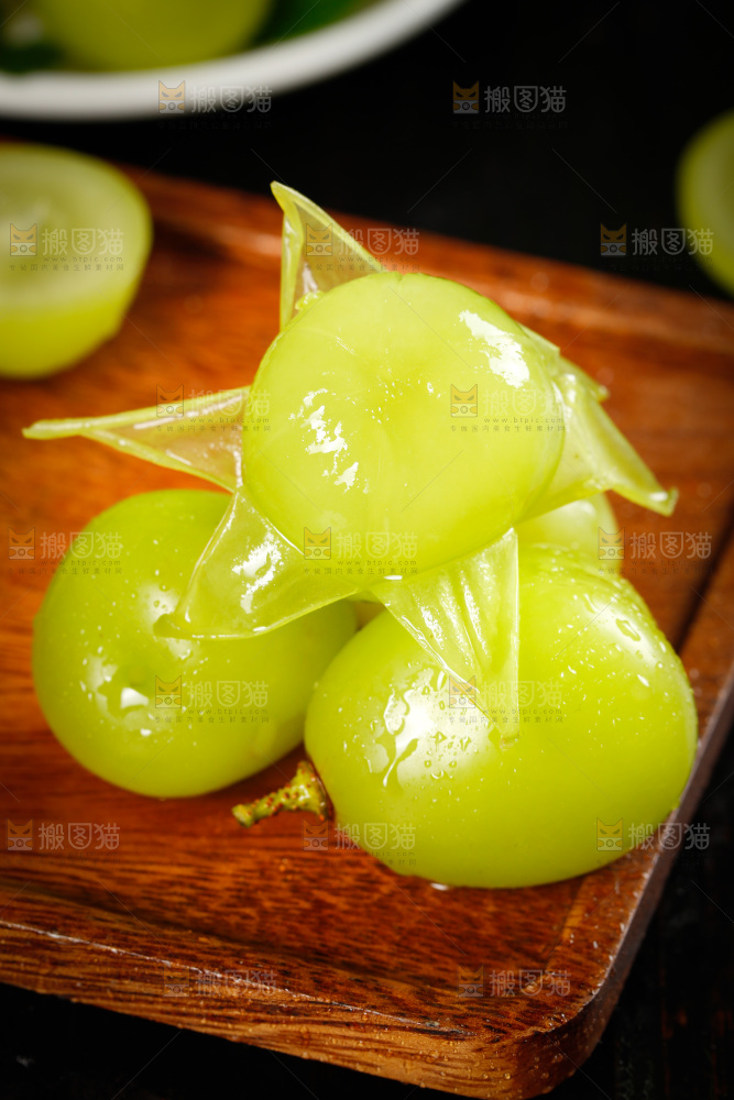 深底上放着阳光玫瑰青提