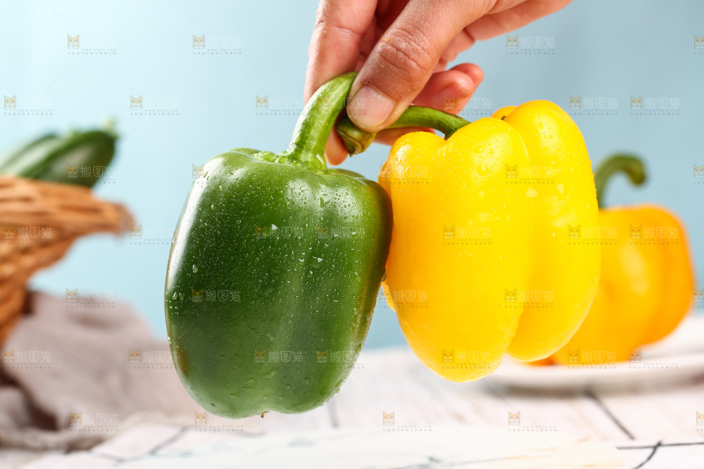 手里拿着圆辣椒