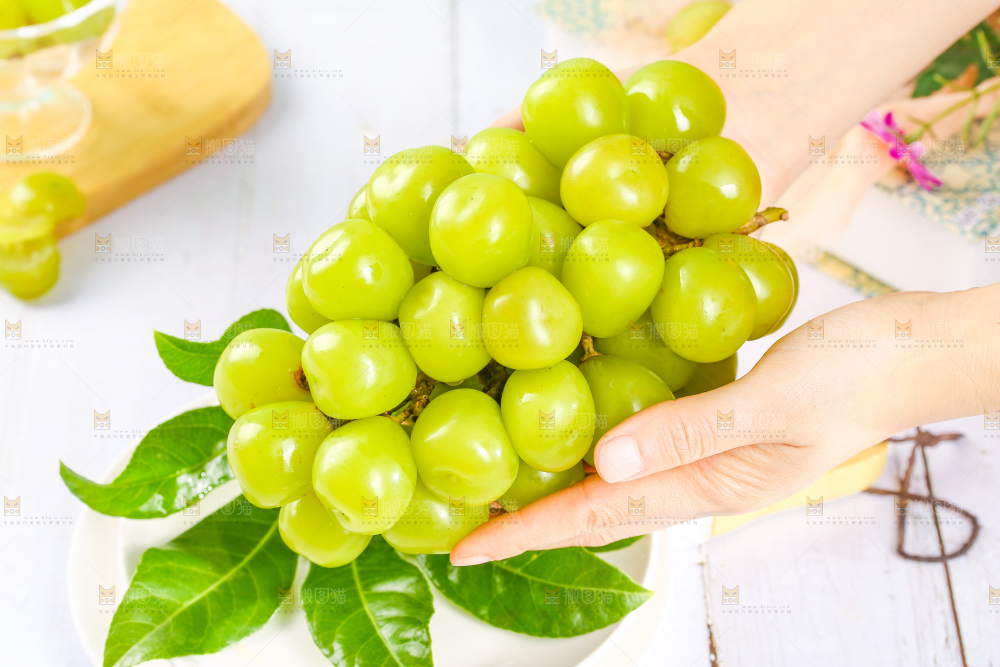 手里拿着一串阳光玫瑰