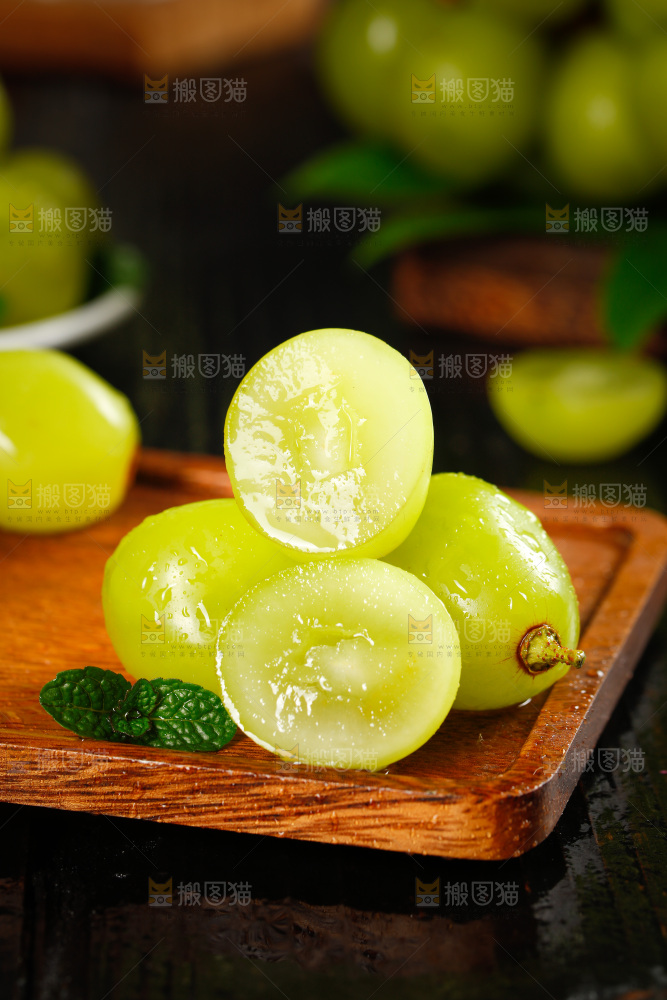 深底上放着阳光玫瑰青提