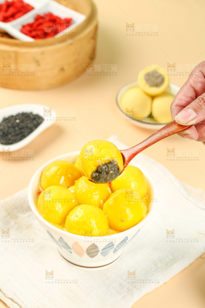 勺子上舀着黄米汤圆