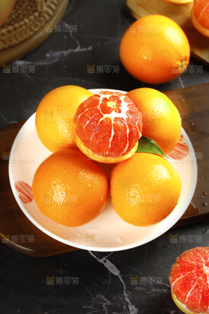 盘子里装着中华红血橙