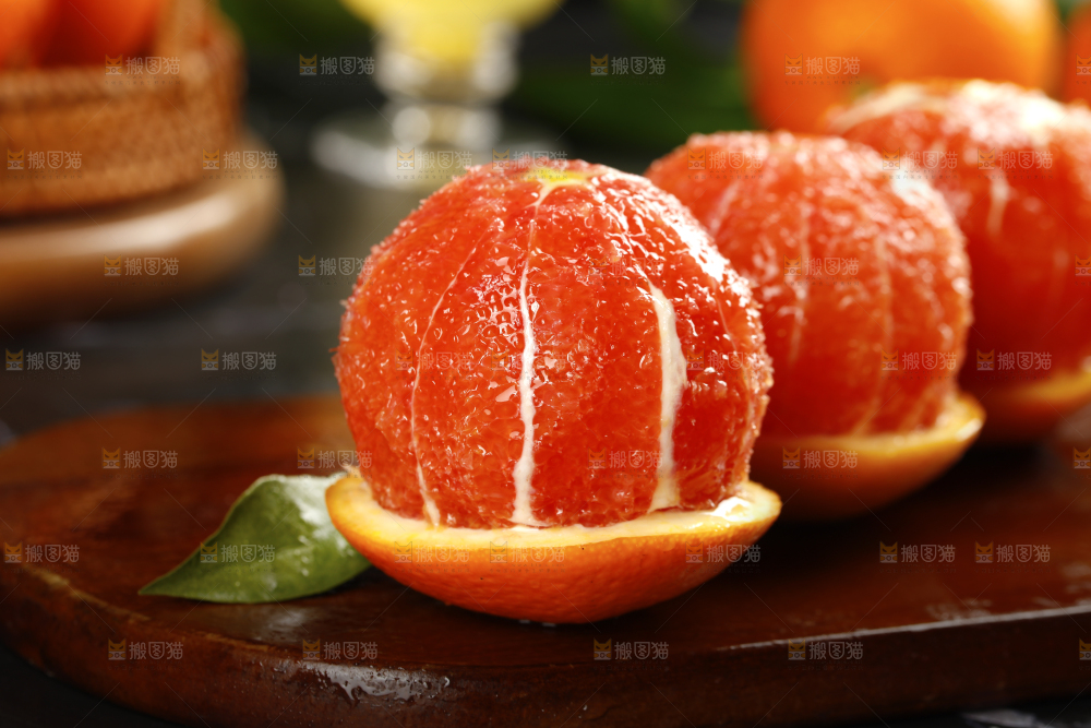 木板上放着血橙果肉
