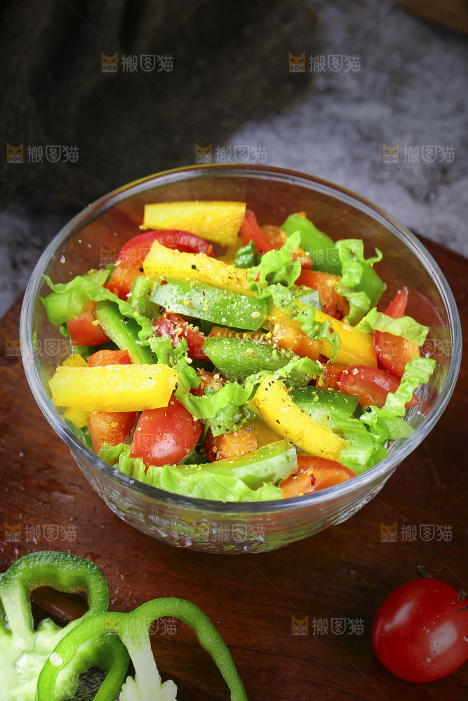 木底上放着一碗蔬菜沙拉