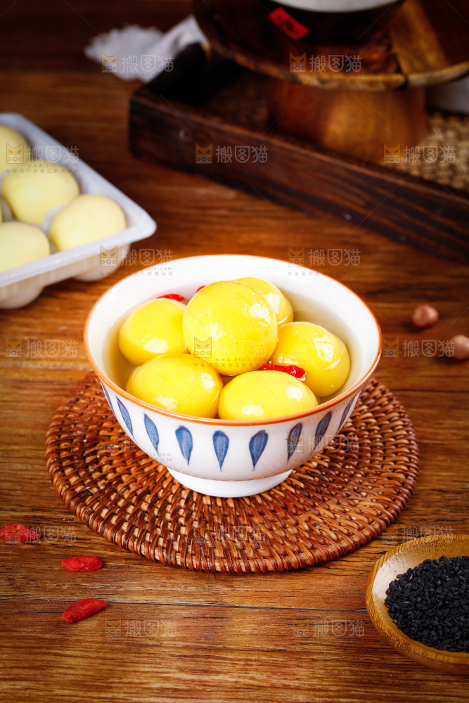 勺子上舀着黄米花生汤圆