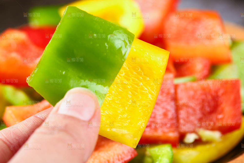 手里拿着切块的五彩椒