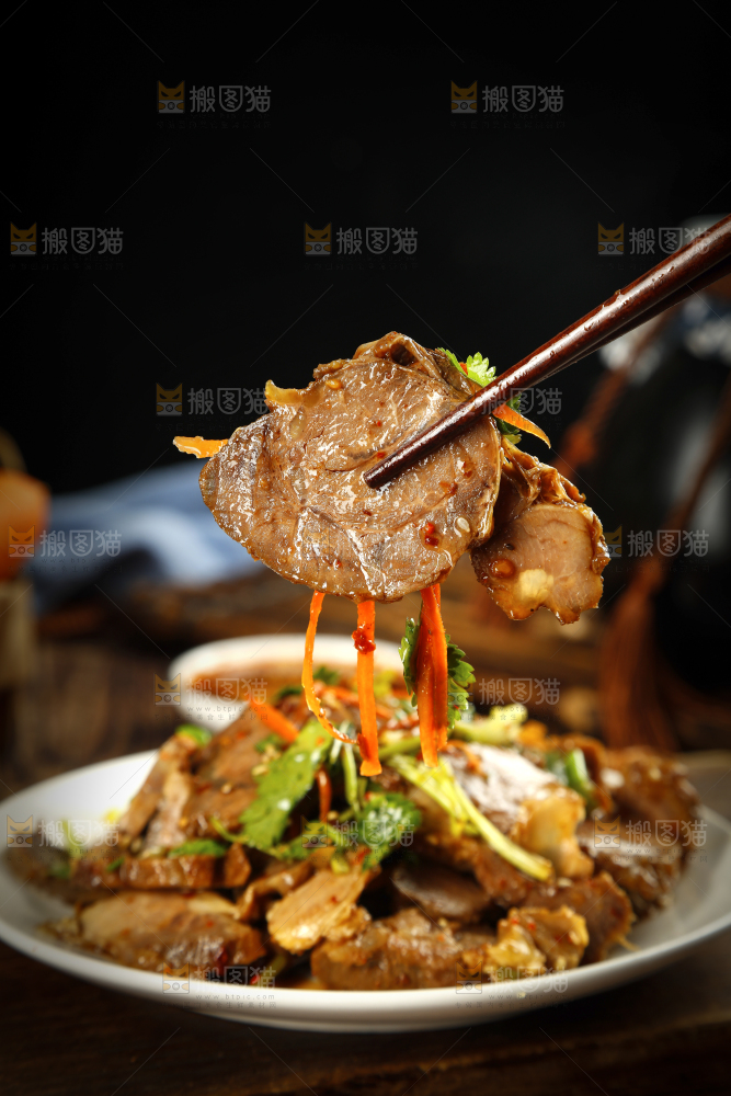 筷子上夹着凉拌牛肉
