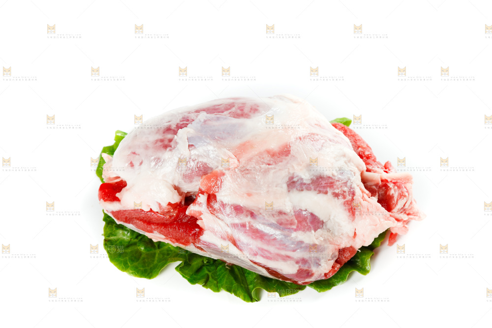 白底上放着新鲜牛腱子肉