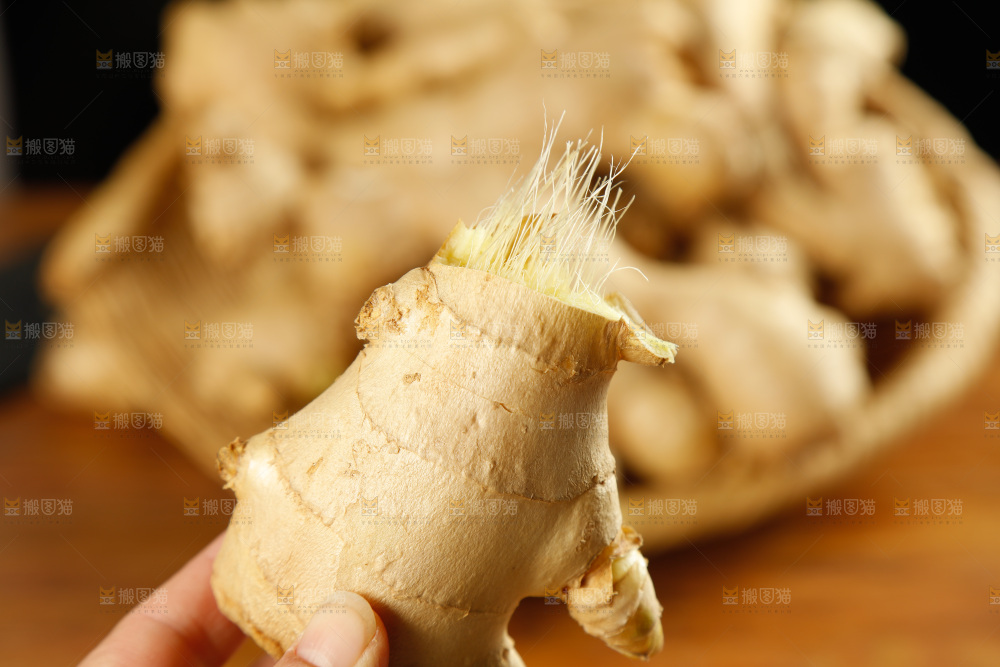 手里拿着生姜