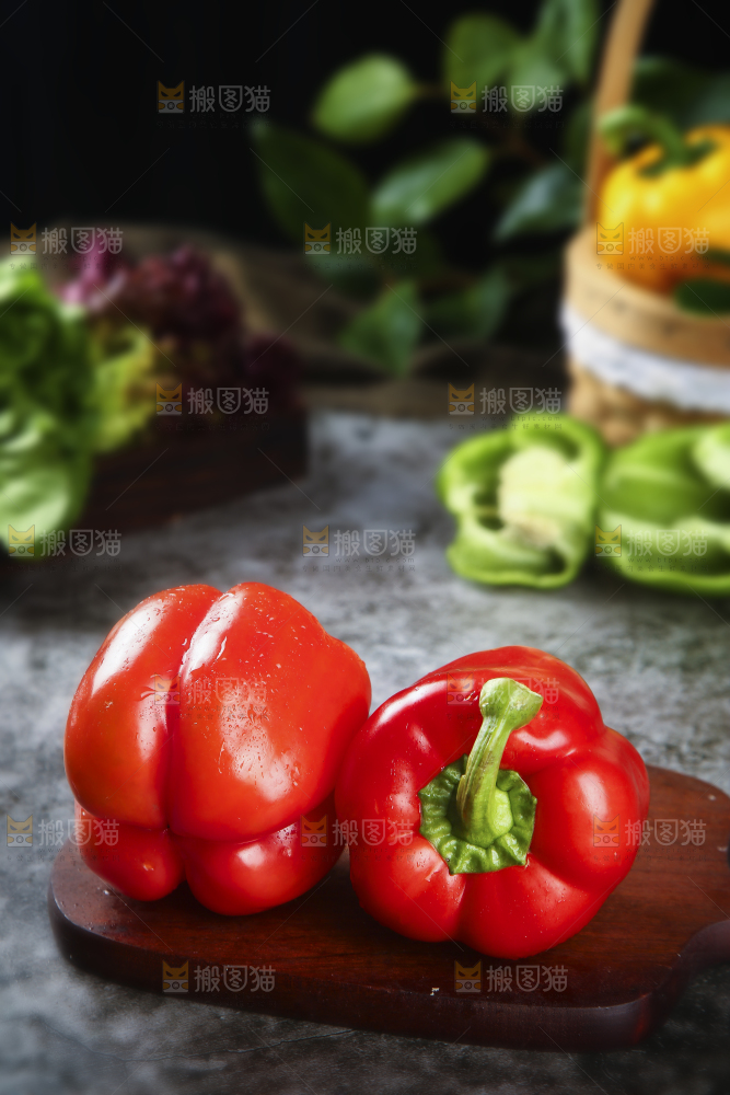 砧板上放着红彩椒