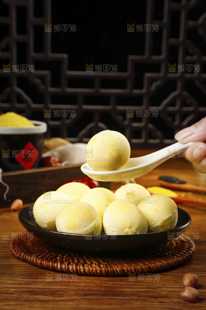 勺子上舀着大黄米汤圆