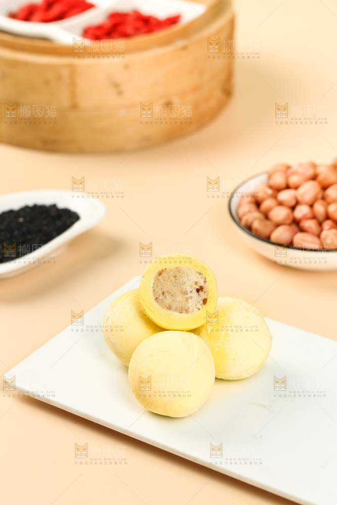 盘子上的花生馅汤圆