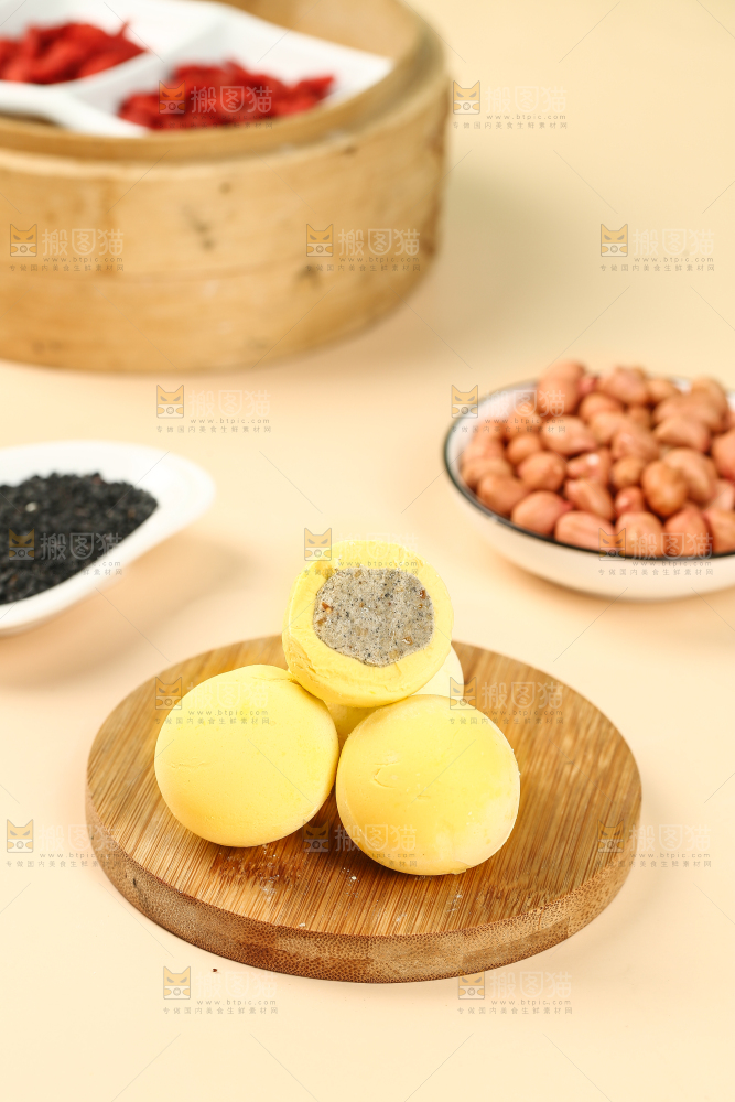 木板上的黑芝麻馅汤圆