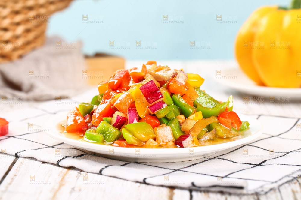格子布上放着一盘彩椒炒肉
