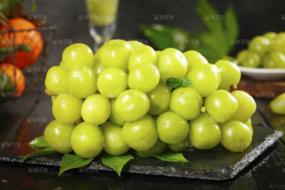 黑石板上放着晴王青提