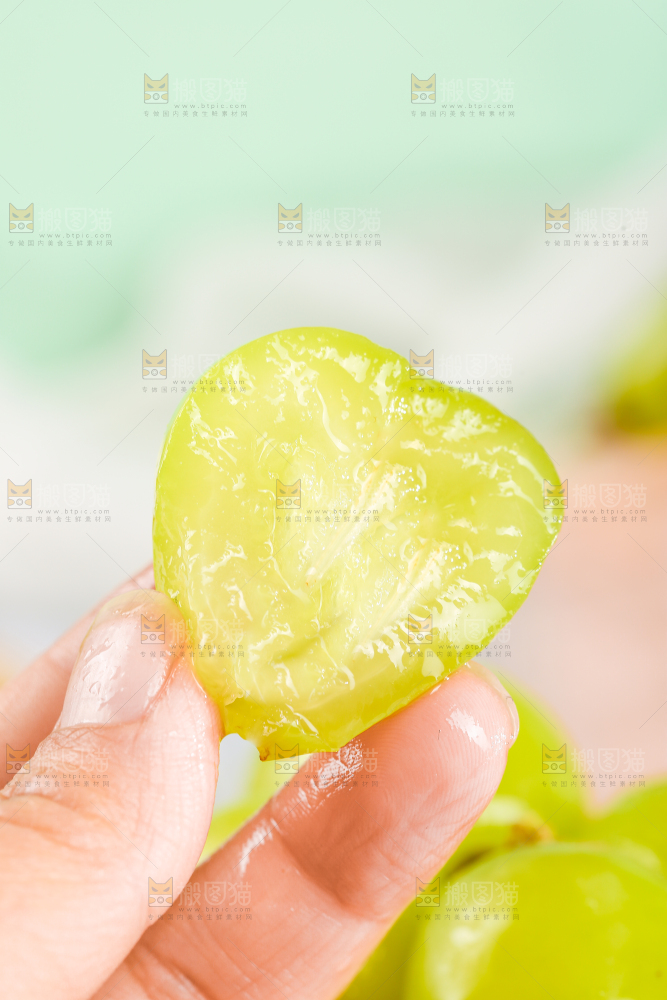 手里拿着阳光玫瑰青提