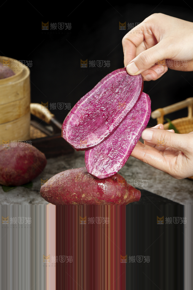 手里拿着紫罗兰紫薯切块