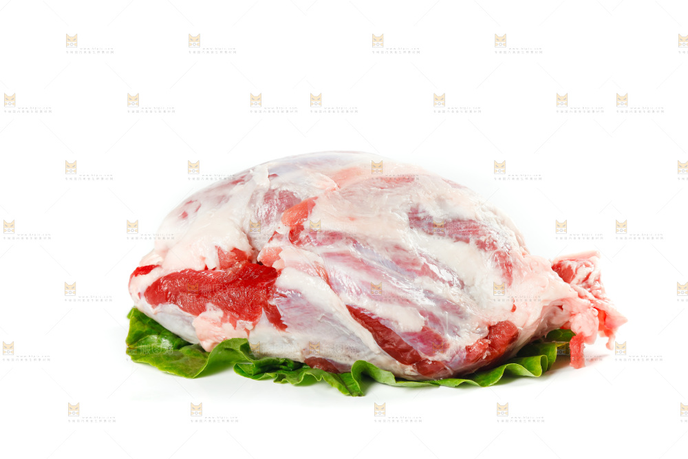 白底上放着新鲜牛腱子肉