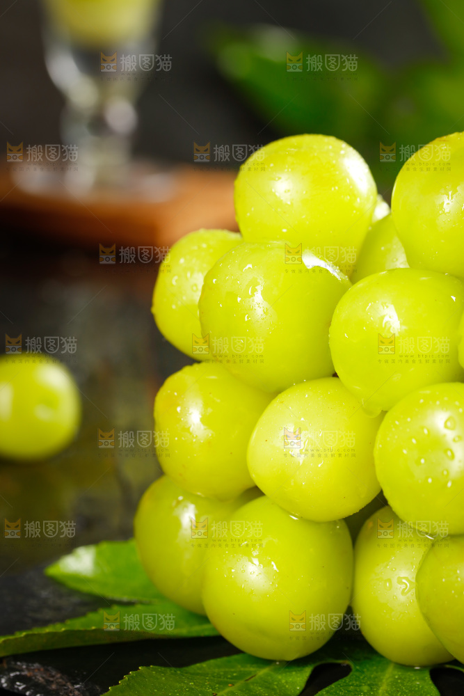 黑石板上放着晴王青提