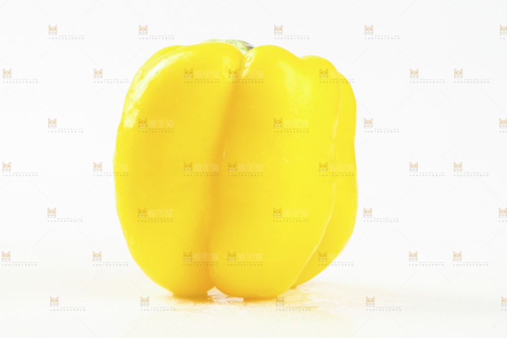 白底上的五彩椒