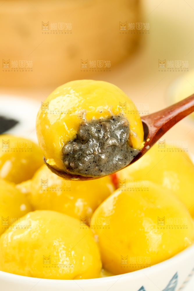 勺子上舀着黄米汤圆