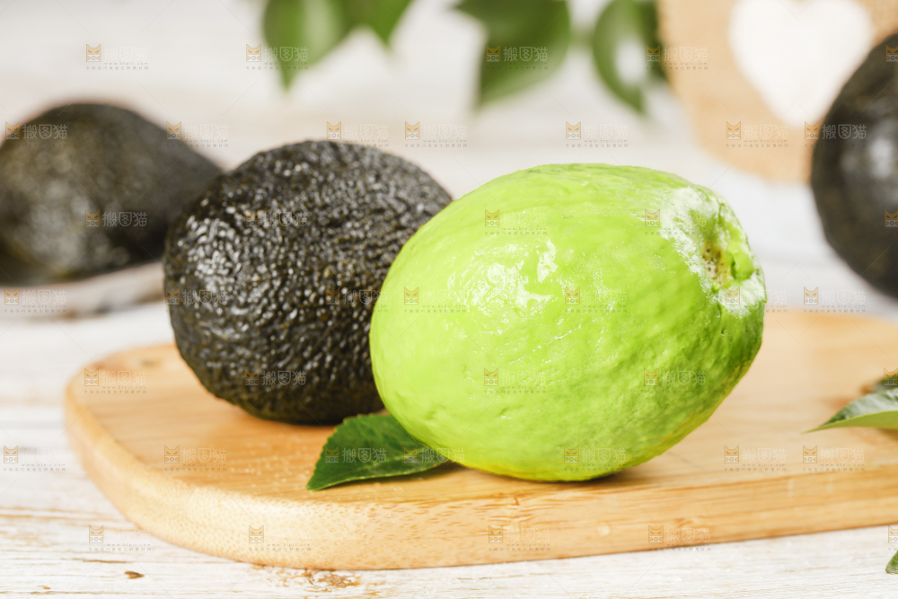 木板上摆放着鳄梨