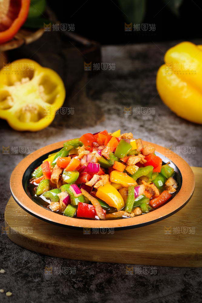 木板上放着一盘彩椒炒肉
