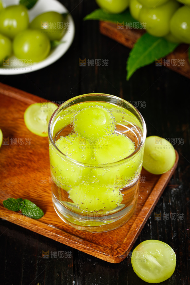 杯子里泡着阳光玫瑰