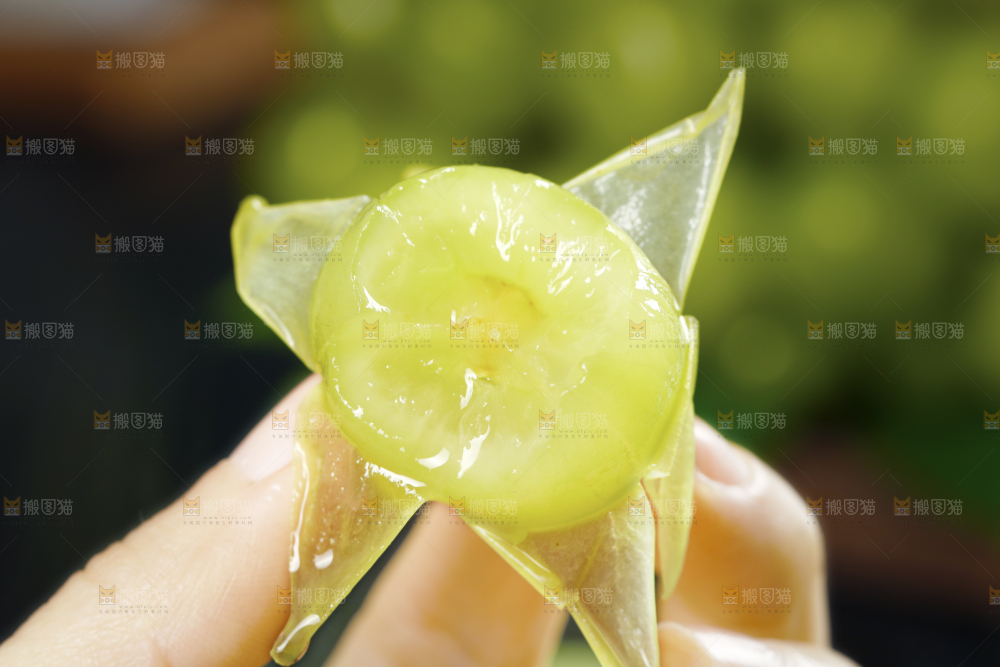 手里拿着阳光玫瑰葡萄