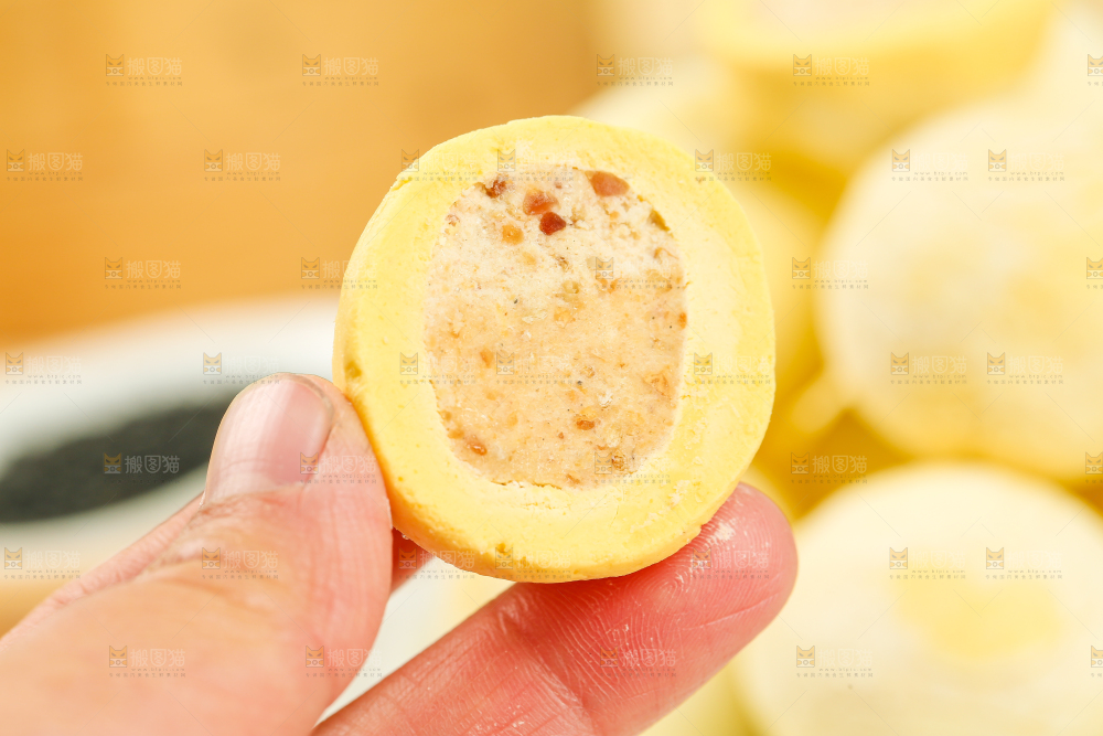 手里拿着花生馅汤圆