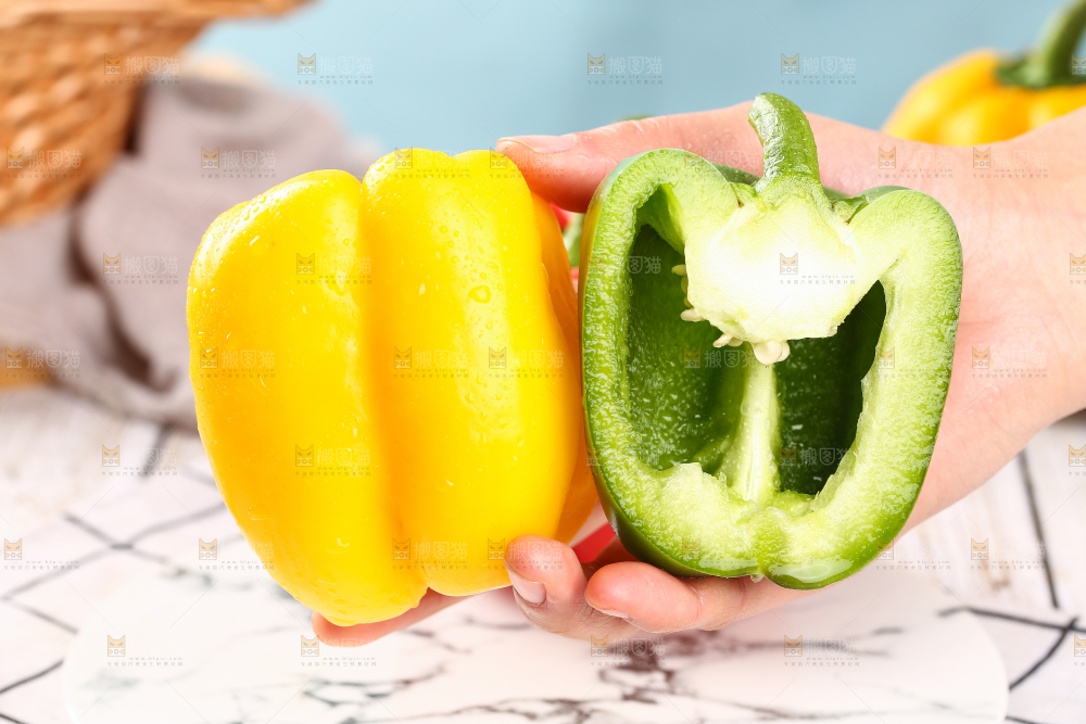 手里拿着圆辣椒