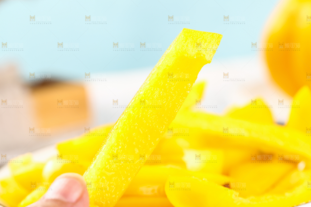 手里拿着切丝彩椒