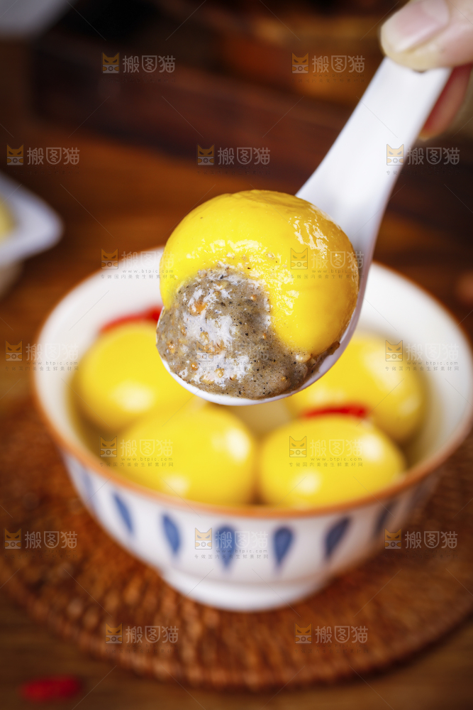 勺子上舀着黄米汤圆