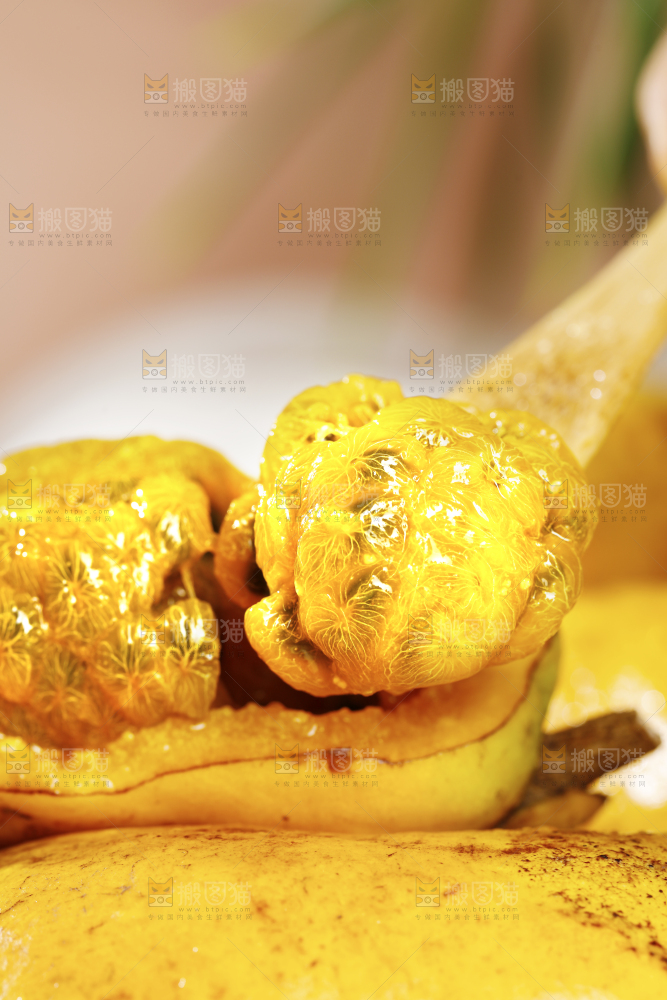 勺子里舀着九月黄果肉