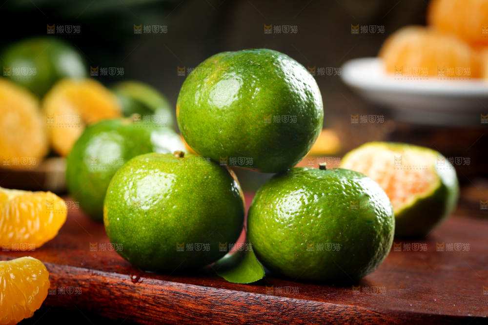 木板上放着广西清香蜜桔