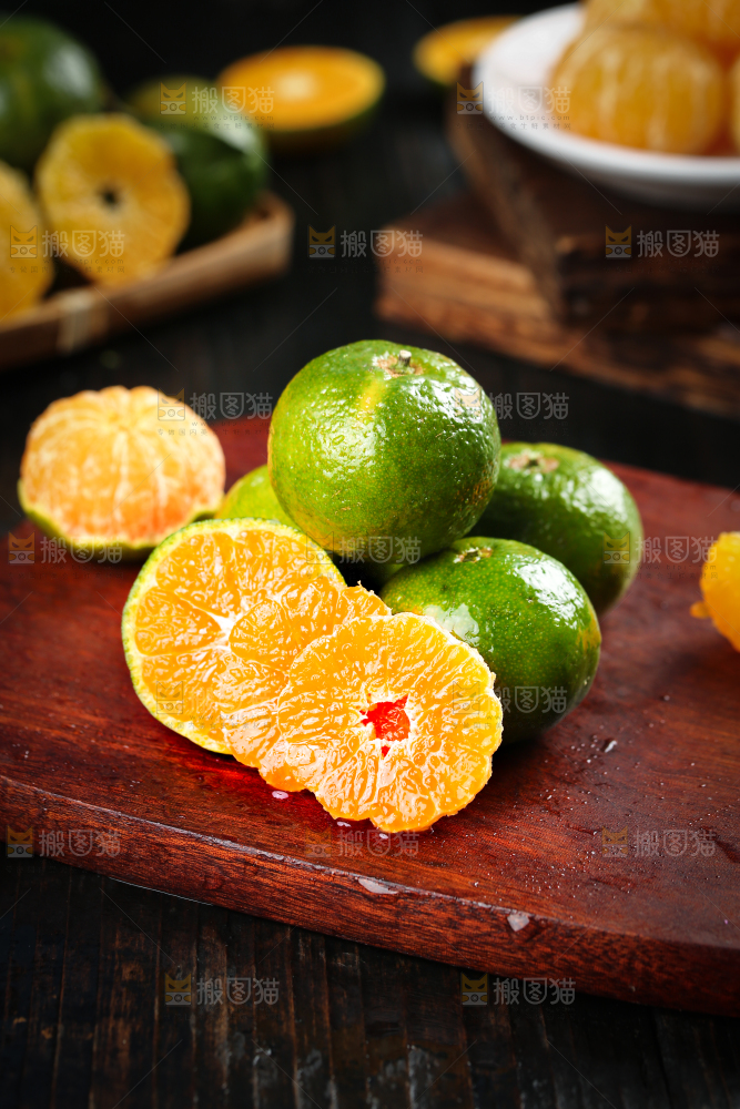 木板上放着清香蜜桔