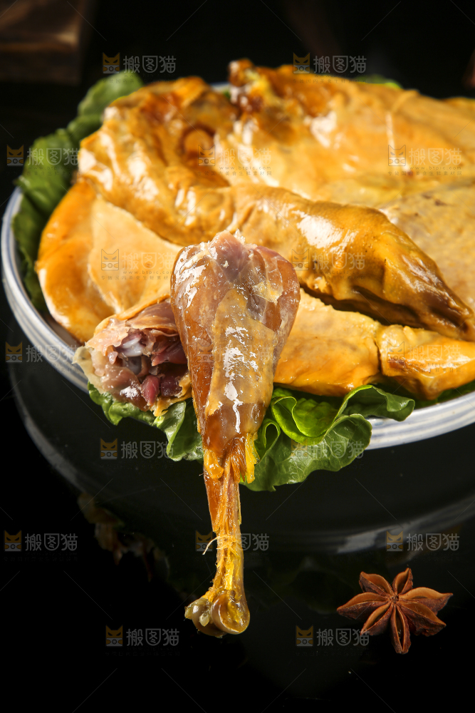 盘子里装着腊鸡