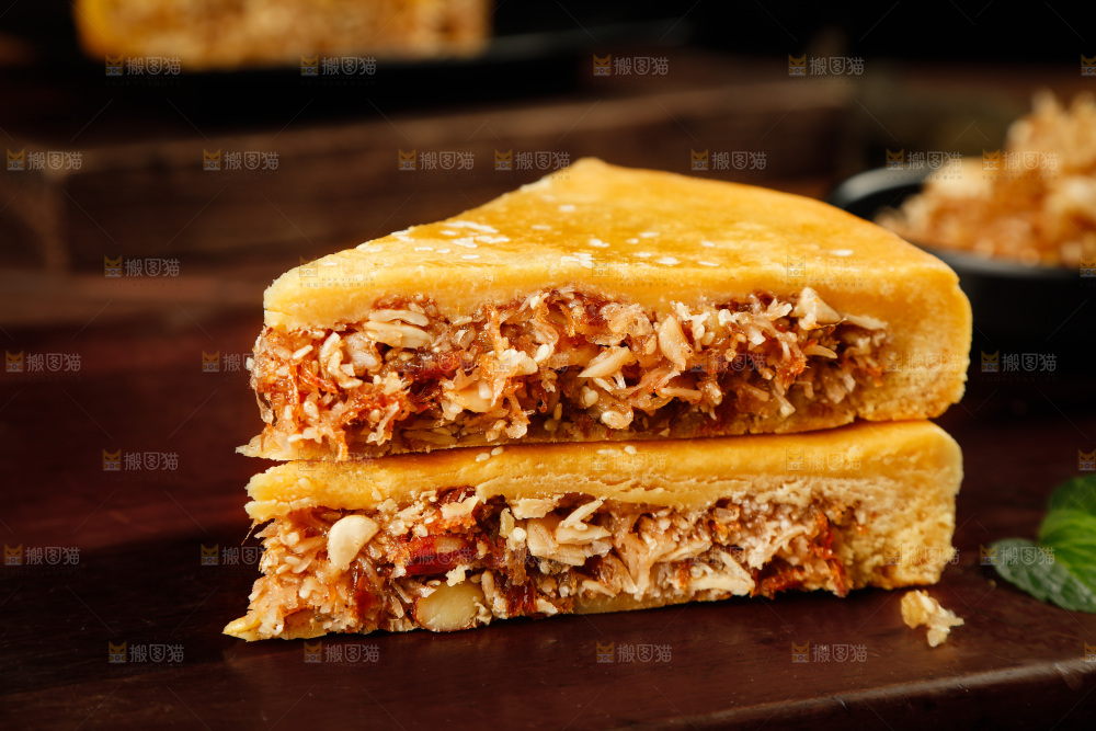 木板上放着切开的拖罗饼