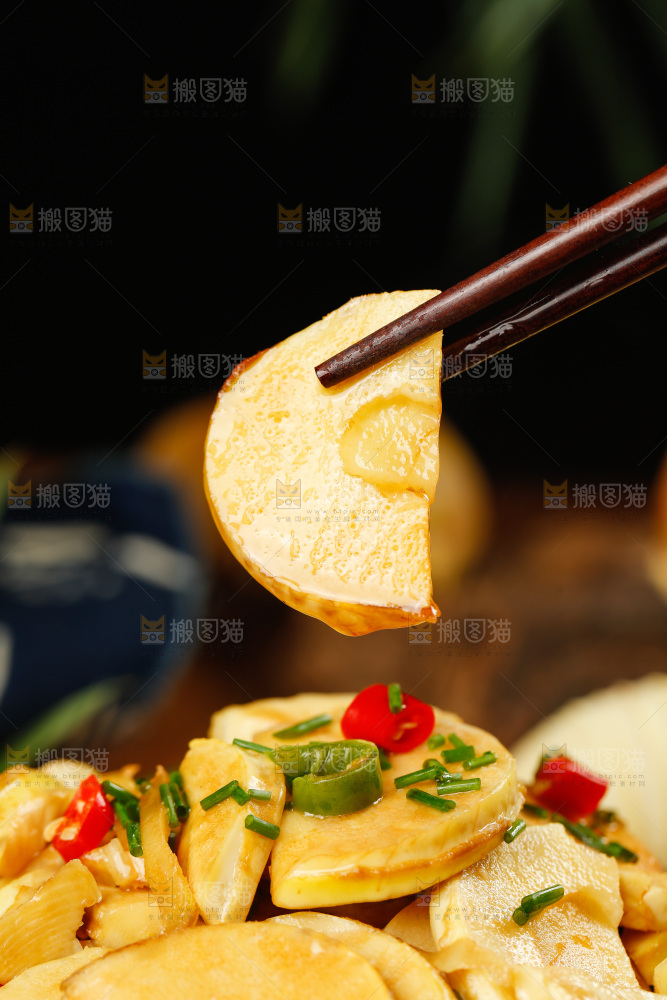 筷子上夹着冬笋烧辣椒