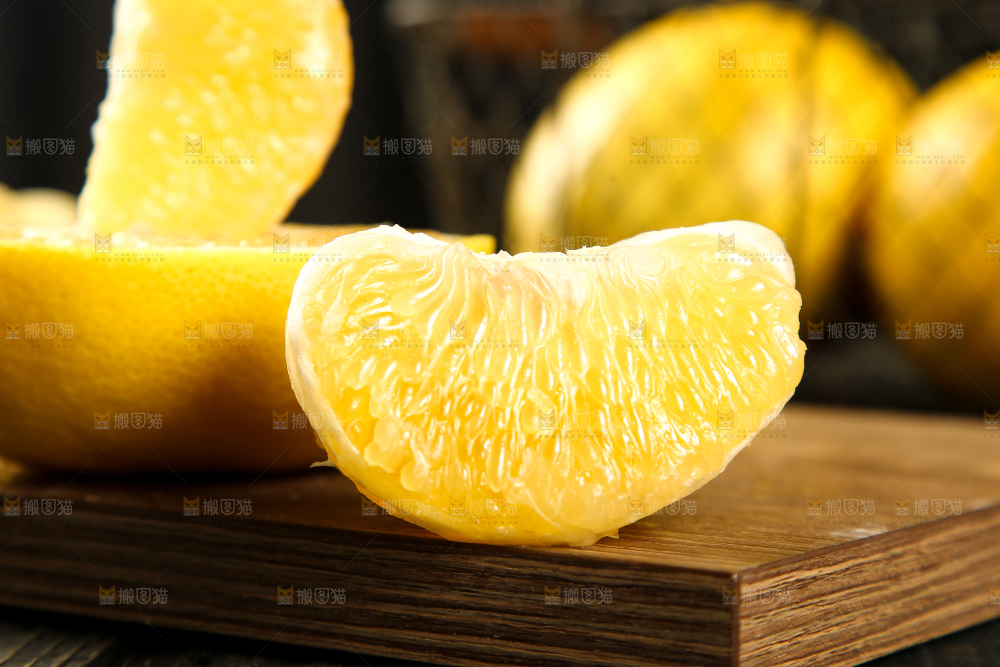 木板上放着黄金葡萄柚果肉