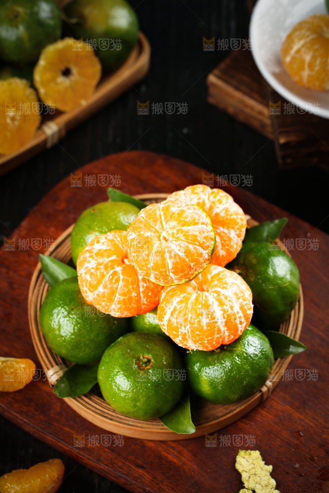 木板上放着广西清香蜜桔